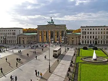 The Brandenburg Gate with the Pariser Platz in 2005, following restoration and pedestrianization