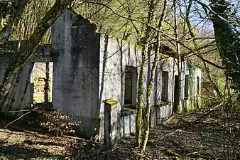 Small annex building in ruins.