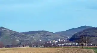 Achkarren viewed from the West (Rhine Rift). Left to right: Summit of the Schlossberg, Schneckenberg and Totenkopf (Death Head) with its transmission tower (highest elevation of the Kaisertuhl)