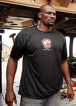 Anthony Bonner is wearing a black athletic shirt while visiting the Hatzerim Air Force Base in 2010