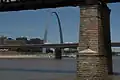 The Gateway Arch seen from beneath the MacArthur Bridge