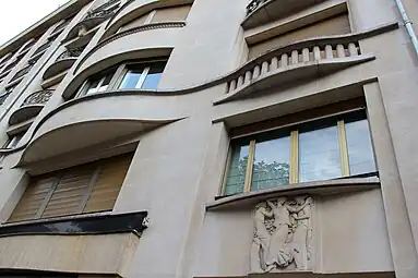 Art Nouveau influences – Sinuous curves on the façade of Avenue Montaigne no. 26, Paris, by Louis Duhayon and Marcel Julien (1937)