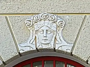 Portal detail at 13