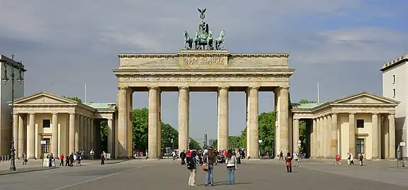 Frontal view of the Brandenburg Gate and the Pariser Platz looking west towards Straße des 17. Juni