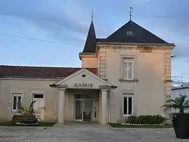 The town hall in Bussac-Forêt