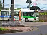 A Chiba Green Bus stops at Someino Turnaround, in a residential area near Keisei Usui Station