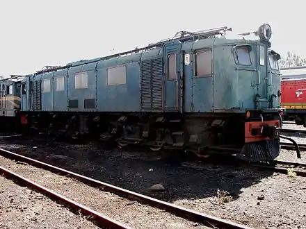 No. E201, showing the "right" side with four side windows and two larger grilles on the lower body side, Bloemfontein, 18 September 2015