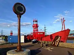 Tidal-powered lunar clock Alunatime and lightship LV93.