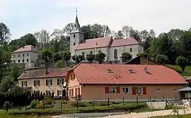 The church and surroundings in Courtefontaine