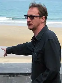 A photograph of Thewlis at the 2008 San Sebastián International Film Festival