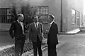 De Maeyer, Eigen and another scientist in front of the Institute in the Bunsenstraße, 1955