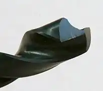 Twist drill bit cutting edges