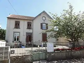 The town hall and school in Guébling