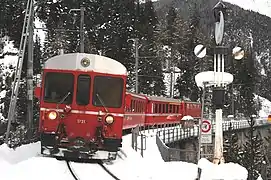 A push–pull train from Filisur crossing the viaduct. The non functioning Hippsche turning wheel is visible at the right.