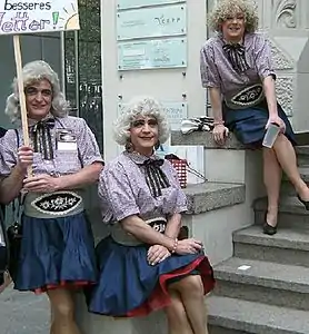 Ichgola Androgyn [de; fr] and the O-Tonpiraten before CSD 2010 in front of Kurfürstendamm 219 (2010)