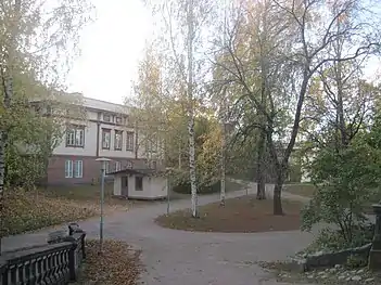 Yard buildings of the Karhusaari Art Centre.