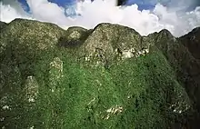 Vue d’hélicoptère des monts Marang (Kalimantan, Indonesia) avec les trois porches alignés de la cavité fossile Lobang Jerihi Saleh (ex-Ilas Kenceng)