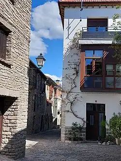 A narrow street in Larrés