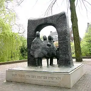 Levenspoort (Arch of Life), by Yetty Elzar, Walstraat