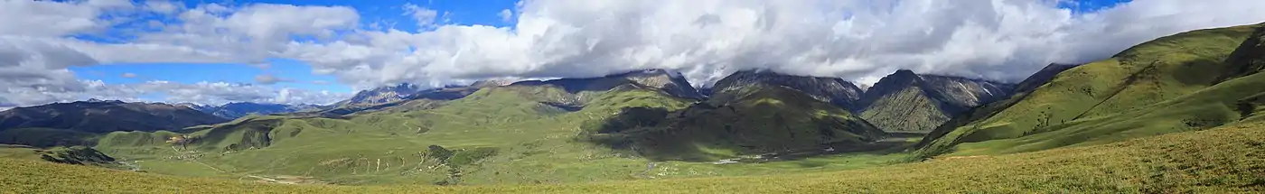 Panorama of Ge'nyen massif, Sichuan province.