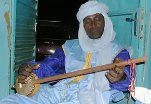 Malam Maman Barka of the Toubou people, playing an Ngurumi.