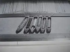 Boats with square-ended recesses are intended for bobbins with end flanges. Other shuttles have round-cornered recesses. They are often intended for use with paper quills (tubes of rolled paper).