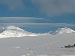 Paril Saddle from Bulgarian Base locality, with Simeon Peak on the right, St. Boris Peak on the left, and Balkan Snowfield in the foreground