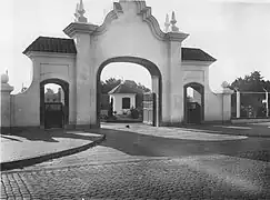 Main entrance on Avenida Maipú