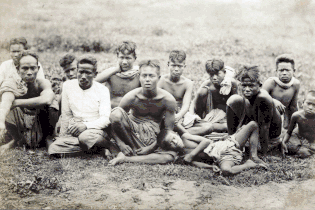 Thai men squat with the early Rattanakosin style clothing