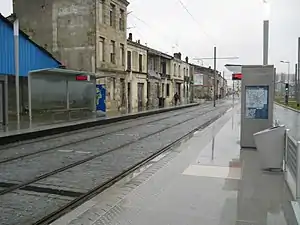 Double tram tracks through cobblestone streets with side platforms