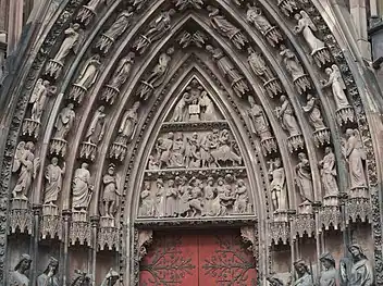 Tympanum of the right portal