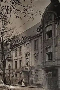 The building with its fenced garden (1909)