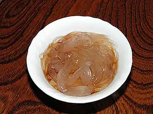 Tokoroten is prepared with jelly extracted from seaweeds such as tengusa (Gelidiaceae) and ogonori (Gracilaria) by boiling. Pressed against a device, jelly is shaped into noodles.