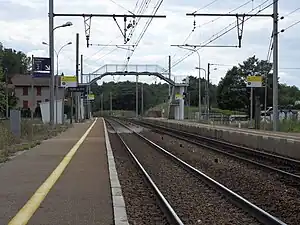 Double-tracked railway line with side platforms