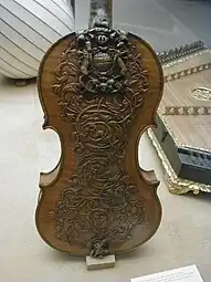 Baroque scrollwork and the royal arms of the Stuarts on the back of a violin, by Ralph Agutter, c.1685, pine and sycamore, Victoria and Albert Museum, London