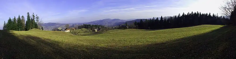 Podszczytowa łąka na Zęzowie i panorama na północną i wschodnią stronę