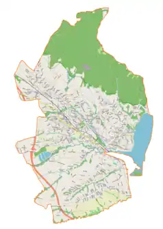 Mapa konturowa gminy Łodygowice, w centrum znajduje się ikonka pałacu z opisem „Dwór w Łodygowicach”