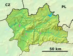 Mapa konturowa kraju żylińskiego, po prawej nieco na dole znajduje się punkt z opisem „Jaskinia Ważecka”