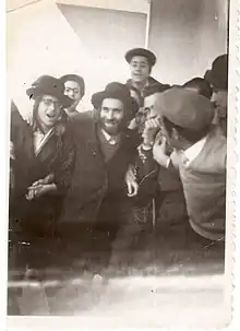 rabin Steinman z uczniami Małej Jesziwy Poniewież na Purim (1960)