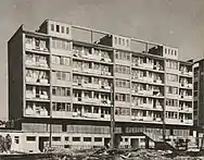 Budynek przy Al. Jerozolimskich 113/115, od strony południowej. Zdjęcie opublikowane na łamach miesięcznika „Architektura” w 1964 roku