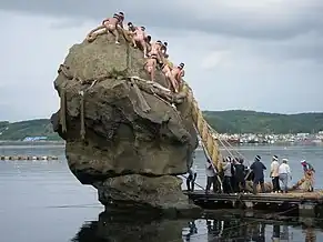 Wymiana shimenawa na nową, na skale Heishi-iwa, Hokkaido, Esashi