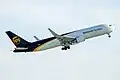 Boeing 767-300F w barwach United Parcel Service startujący z Portu lotniczego Zhengzhou-Xinzheng (2023)