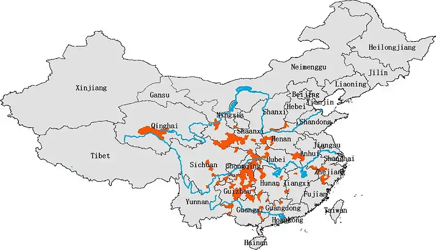 Mapa pokazująca położenie powiatów (na pomarańczowo), w których odnotowano obecność salamandry olbrzymiej chińskiej w gazeterze. Cieki wodne zaznaczone na niebiesko