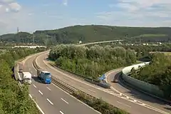 A98 na wysokości węzła Lörrach-Mitte, w tle most Wiesentalbrücke