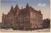 Gmach Królewskiej Szkoły Rzemiosł Budowlanych na pocztówce wydanej w 1918 roku; widok od strony północno-zachodniej