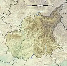 Mapa konturowa Alp Górnej Prowansji, na dole znajduje się owalna plamka nieco zaostrzona i wystająca na lewo w swoim dolnym rogu z opisem „Lac de Sainte-Croix”