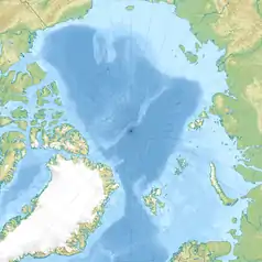 Mapa konturowa Arktyki, na dole znajduje się czarny trójkącik z opisem „Góra Newtona”