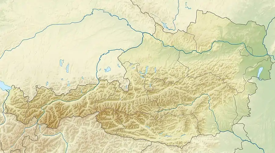 Mapa konturowa Austrii, blisko dolnej krawiędzi nieco na prawo znajduje się czarny trójkącik z opisem „Košuta”