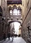 Carrer del Bisbe- typowa uliczka w Barri Gotic (2005)