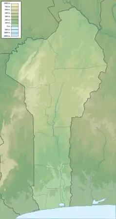 Mapa konturowa Beninu, blisko dolnej krawiędzi znajduje się owalna plamka nieco zaostrzona i wystająca na lewo w swoim dolnym rogu z opisem „Nokoué”